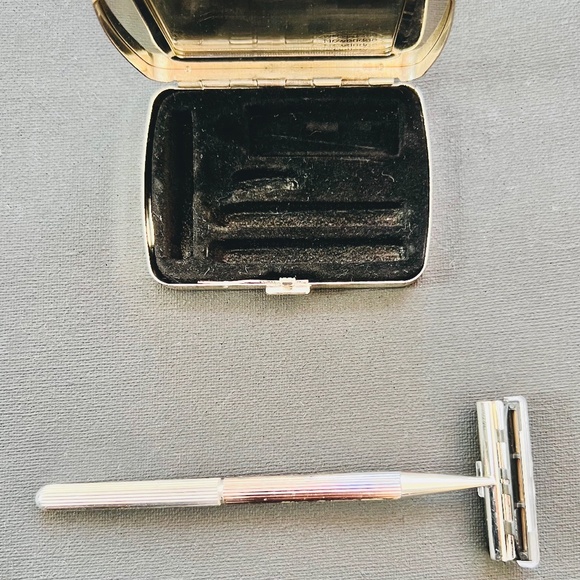 🪒🦄 VINTAGE NEWBRIDGE SILVER TRAVEL RAZOR 🪒🦄 | $75 | One-of-a-kind - Picture 5 of 6